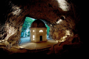 Tempio di Valadier, la chiesa nella roccia delle Marche