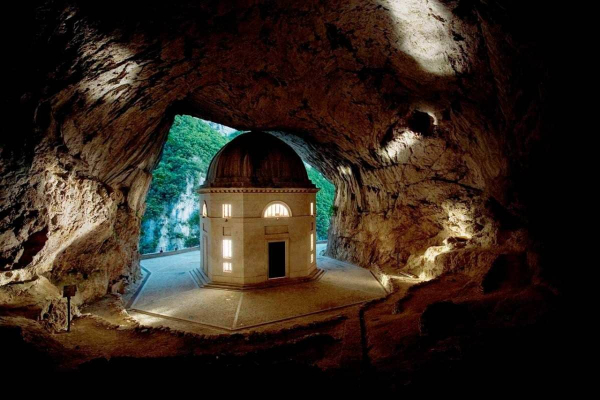 Tempio di Valadier, la chiesa nella roccia delle Marche
